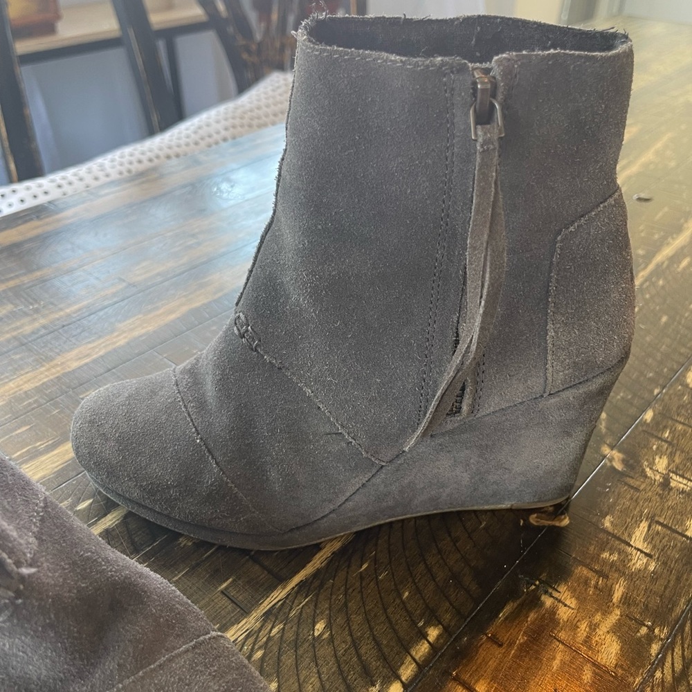 TOMS π Suede Grey Zipper Tassel Wedge Heel Boots - Size 7.5 - Picture 6 of 12